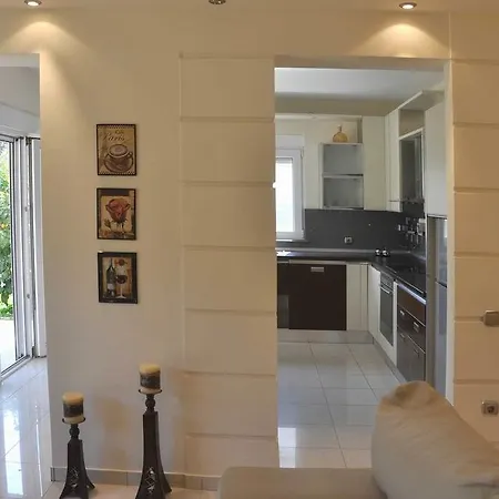 Beautiful House With Garden In Rhodes